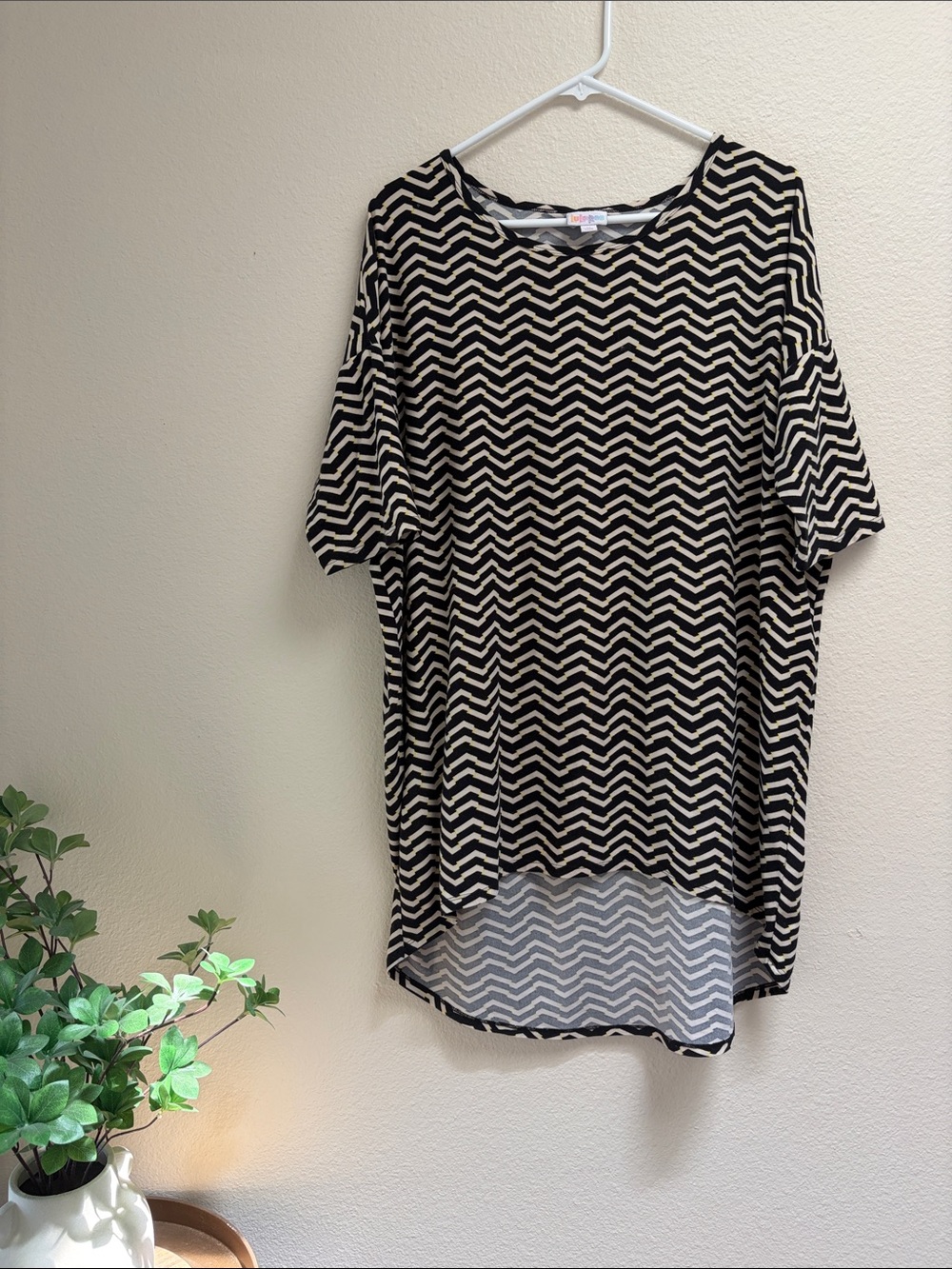 LuLaRoe Black & Cream Zigzag Herringbone Fish Tail Tunic Top, Size Medium